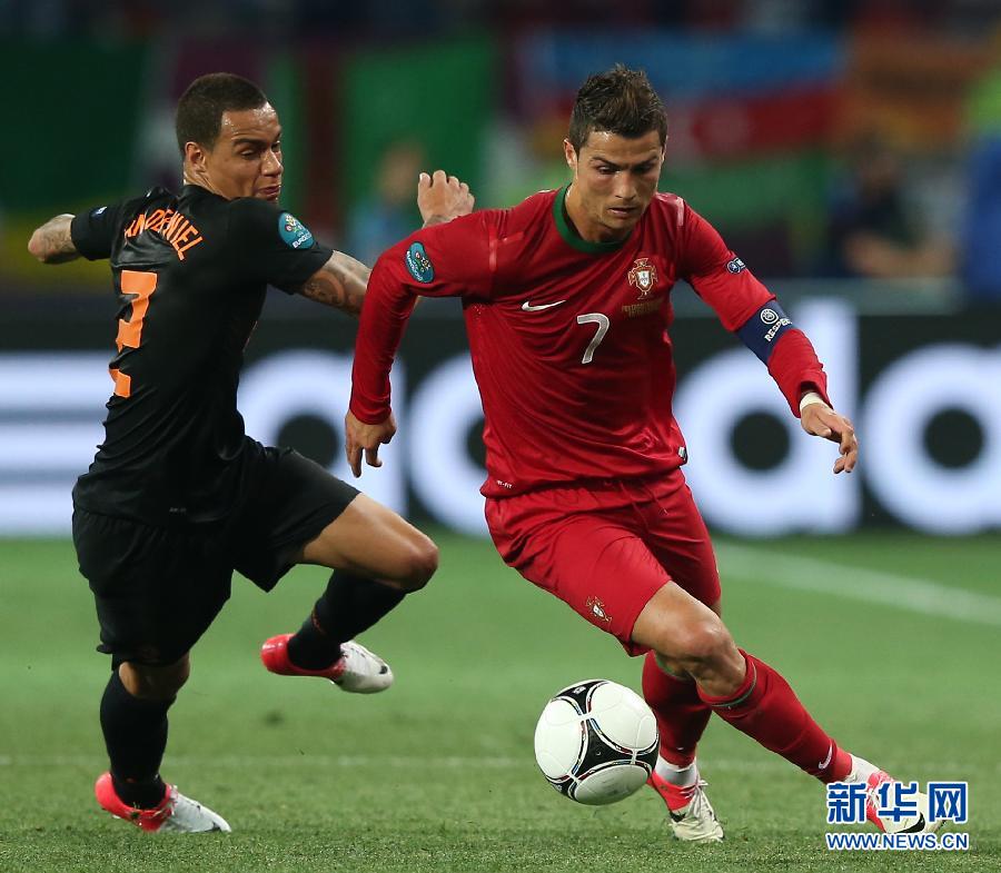 Португальские футболисты выиграли в матче 3-го тура группы &apos;Б&apos; у команды Нидерландов на чемпионате Европы со счетом 2:1 и таким образом, заняв 2-е место в группе, вышли в 1/4 финала. 