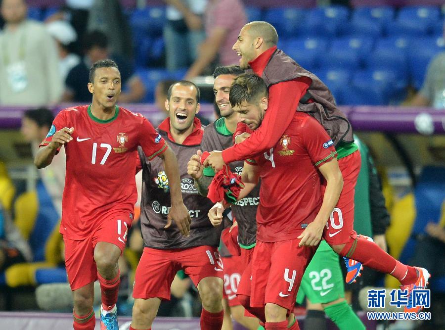 Португальские футболисты выиграли в матче 3-го тура группы &apos;Б&apos; у команды Нидерландов на чемпионате Европы со счетом 2:1 и таким образом, заняв 2-е место в группе, вышли в 1/4 финала. 