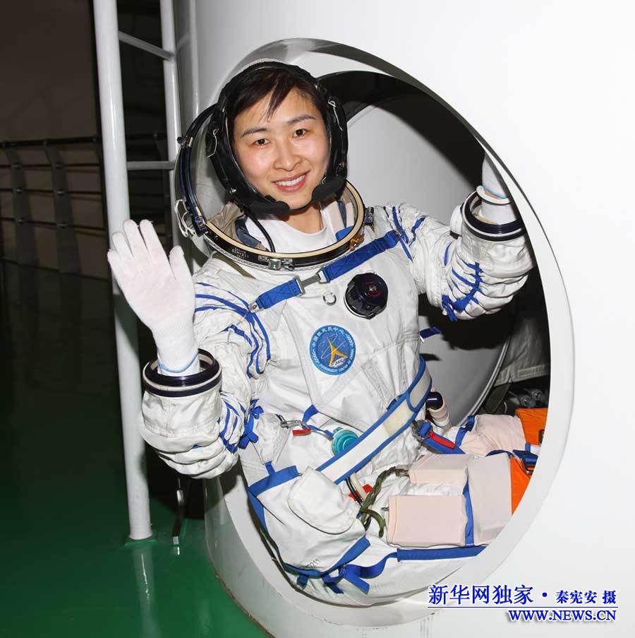 Впервые опубликованы фотографии первой женщины-космонавта Китая Лю Ян