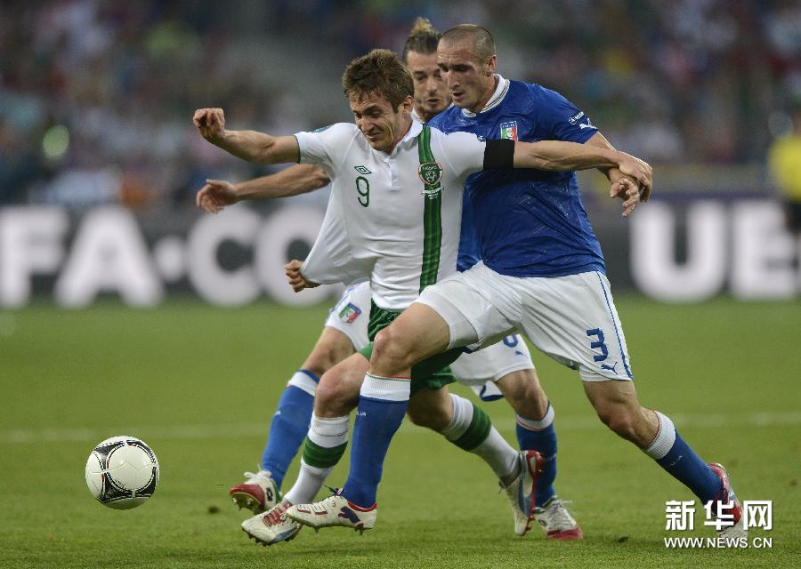 В матче третьего тура группы C на чемпионате Европы по футболу-2012 сборная Италии обыграла команду Ирландии со счетом 2:0 и вышла в 1/4 финала Евро- 2012.