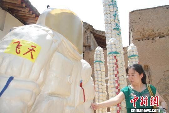 Народный художник из провинции Шаньси из маньтоу сделал статую космонавта Цзин Хайпэна 1