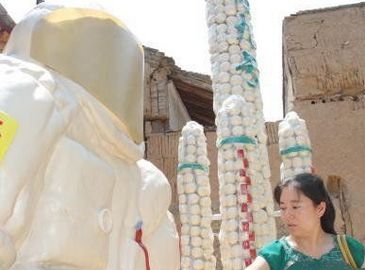 Народный художник из провинции Шаньси из маньтоу сделал статую космонавта Цзин Хайпэна