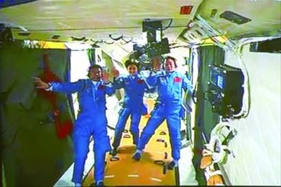 Китайские космонавты впервые в национальной истории пилотируемых полетов перешли в орбитальный лабораторный модуль 1