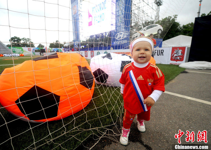 10 симпатичных маленьких футбольных болельщиков на Евро-2012