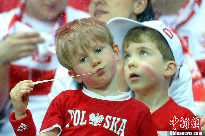 10 симпатичных маленьких футбольных болельщиков на Евро-2012