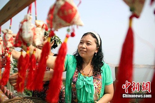 На родине древнекитайского поэта-патриота Цюй Юаня состоялась демонстрация культуры праздника «Дуаньу»