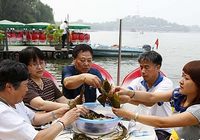 Пекинские жители любуются лотосами и готовят цзунцзы, встречая праздник «Дуаньу»