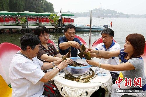 Пекинские жители любуются лотосами и готовят цзунцзы, встречая праздник «Дуаньу»