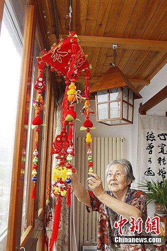 80-летняя художница изготовила 13 видов бумажных украшений в честь праздника «Дуаньу»