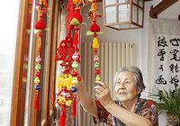 80-летняя художница изготовила 13 видов бумажных украшений в честь праздника «Дуаньу»