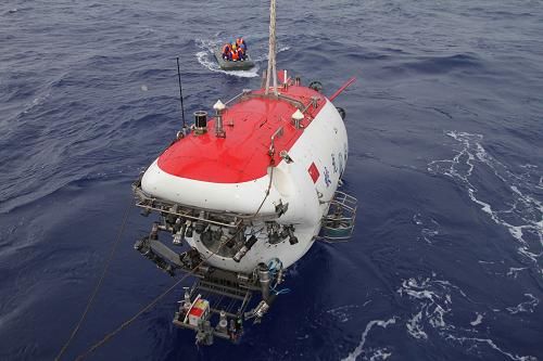 Глубоководный батискаф 'Цзяолун' успешно погрузился на глубину более 7000 метров  