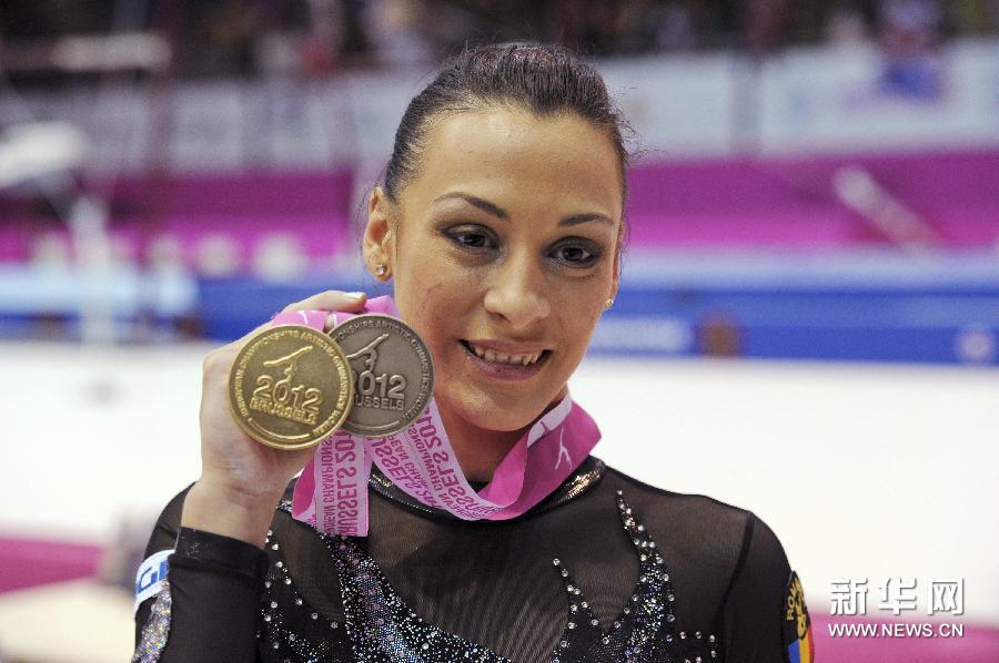 На фото: 13 мая 2012 года в Чемпионате Европы по гимнастике Понор демонстрирует медали в финале женского командного первенства после церемонии награждения.