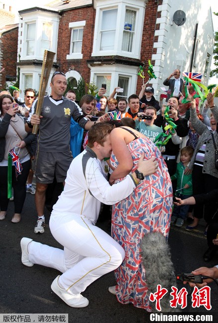 18 июня по местному времени в Северном Йоркшире Великобритании, на 31-й день эстафеты факела Олимпийских игр-2012 в Лондоне, факелоносец во время эстафеты встал на колени и сделал предложение своей девушке.