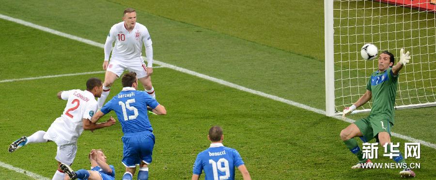 Сборная Италии стала последним полуфиналистом чемпионата Европы по футболу, обыграв в 1/4 финала команду Англии по пенальти.