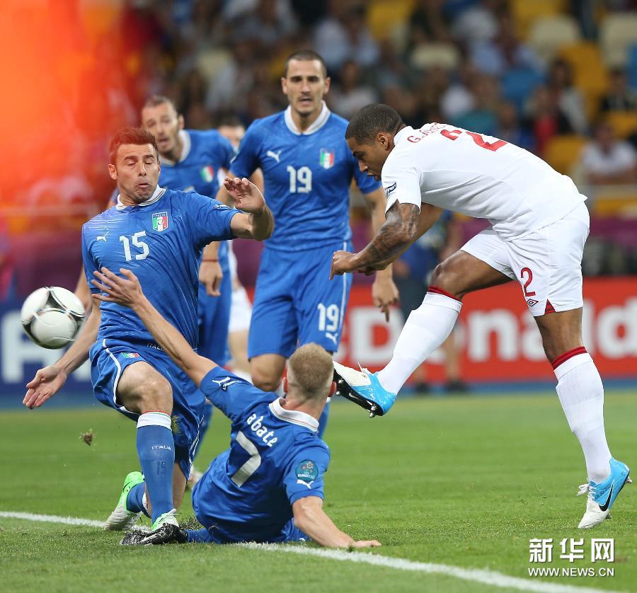 Сборная Италии стала последним полуфиналистом чемпионата Европы по футболу, обыграв в 1/4 финала команду Англии по пенальти.