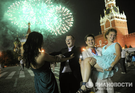 Прощание со школой под гимн и салют: выпускники на Красной площади2