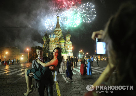 Прощание со школой под гимн и салют: выпускники на Красной площади9