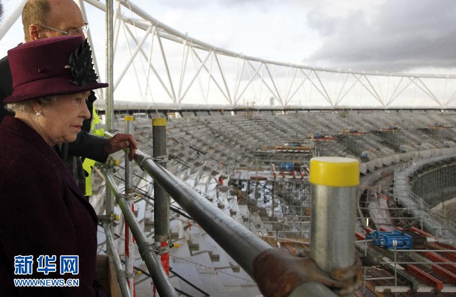 На фото: 3 ноября 2009 года королева Великобритании Елизавета II знакомится с ситуацией строительства Олимпийского стадиона в Лондоне.