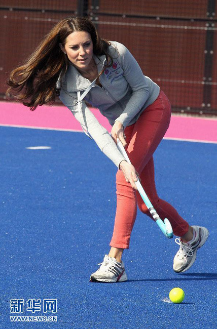На фото: 15 марта 2012 года, в Олимпийском парке Лондона герцогиня Кембриджская Кэтрин играет с членами олимпийских мужской и женской хоккейных команд Великобритании.