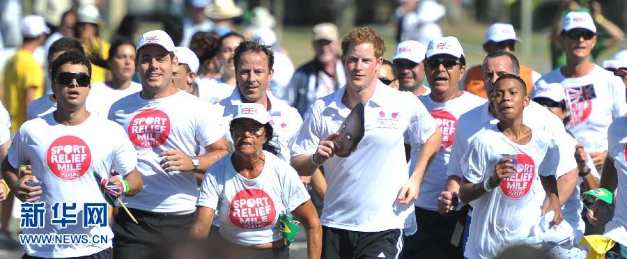 На фото: 19 марта 2012 года Принц Гарри Уэльский (второй справа на переднем плане) участвует в благотворительной гонке в парке Фламенко в Рио-де-Жанейро Бразилии.