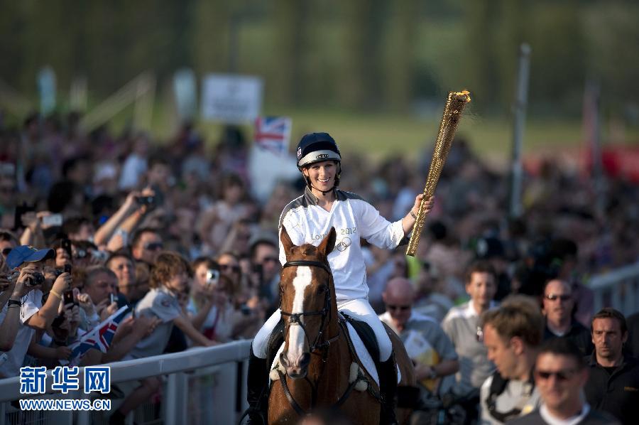 На фото: 23 мая 2012 года в «Cheltenham Racecourse» принцесса Зара Филлипс участвует в мероприятии эстафеты Олимпийского огня. Она будет представлять Великобританию в конном троеборье в Олимпиаде-2012 в Лондоне.