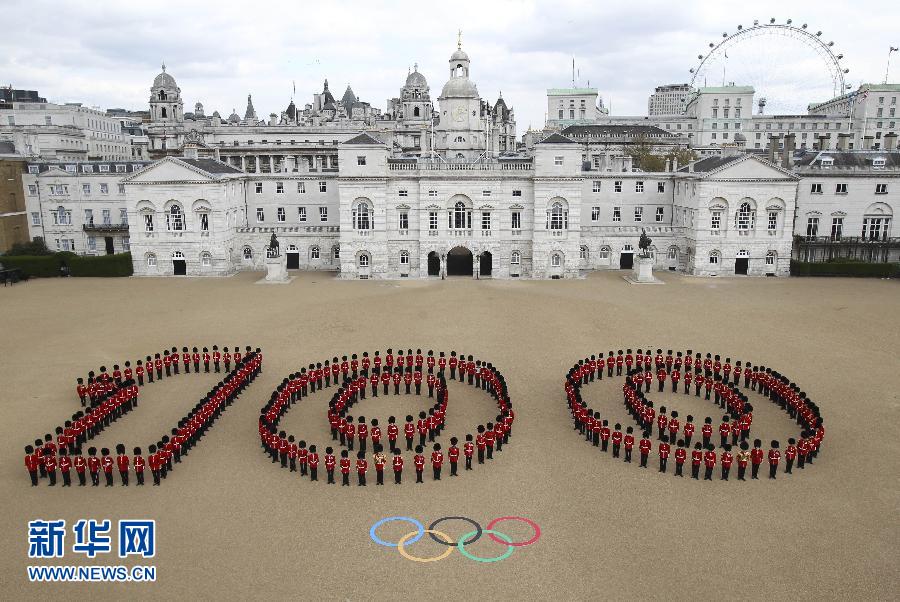 На фото: 16 апреля 2012 года 250 королевских солдат построились в форме числа «100» для празднования обратного отсчета 100 дней до открытия Олимпиады-2012 в Лондоне.