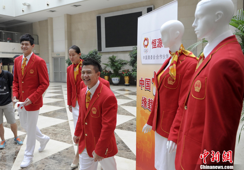 25 июня в Пекине состоялась церемония демонстрирования парадной формы сборной Китая на Олимпиаде-2012 в Лондоне. Спортсмены Сунь Ян, Лю Цзыгэ, Чэнь Ибин и Хуан Цюшуан присутствовали на церемонии, одевшись в эту форму.