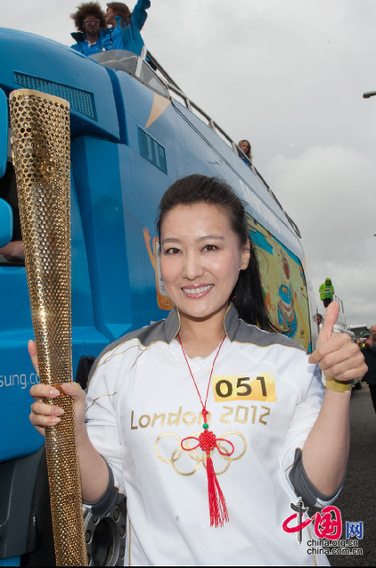 24 июня в Манчестере прошла эстафета огня Олимпиады-2012. Помимо Ван Лихома, Бай Яньсуна, в состав китайской делегации факелоносцев (всего более 50 китайцев) вошла известная певица Тань Цзин. 