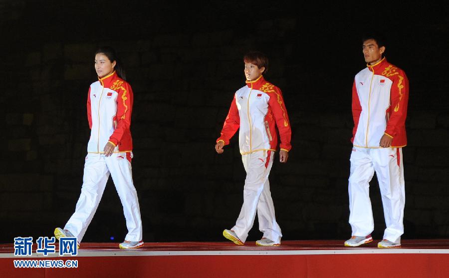 (Олимпиада-2012) Фото: одежда сборной Китая для церемонии награждения