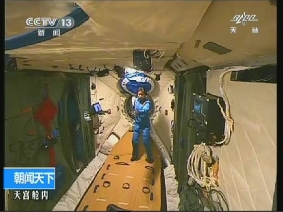 Космонавтка Лю Ян демонстрирует китайское кунфу на борту модуля «Тяньгун-1» 1