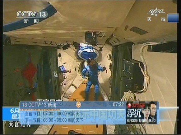 Космонавтка Лю Ян демонстрирует китайское кунфу на борту модуля «Тяньгун-1» 2