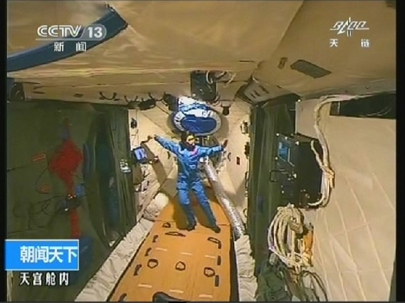 Космонавтка Лю Ян демонстрирует китайское кунфу на борту модуля «Тяньгун-1» 3