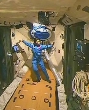 Космонавтка Лю Ян демонстрирует китайское кунфу на борту модуля «Тяньгун-1» 3
