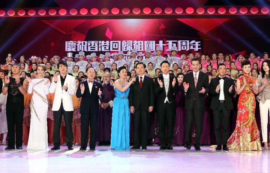 Ху Цзиньтао присутствует на творческом вечере, посвященном 15-й годовщине возвращения Сянгана под суверенитет Китая