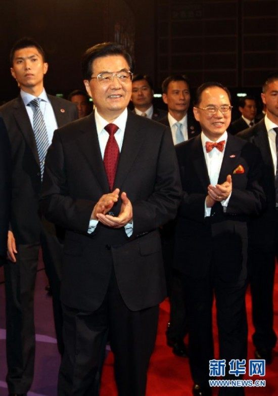 Ху Цзиньтао присутствует на творческом вечере, посвященном 15-й годовщине возвращения Сянгана под суверенитет Китая