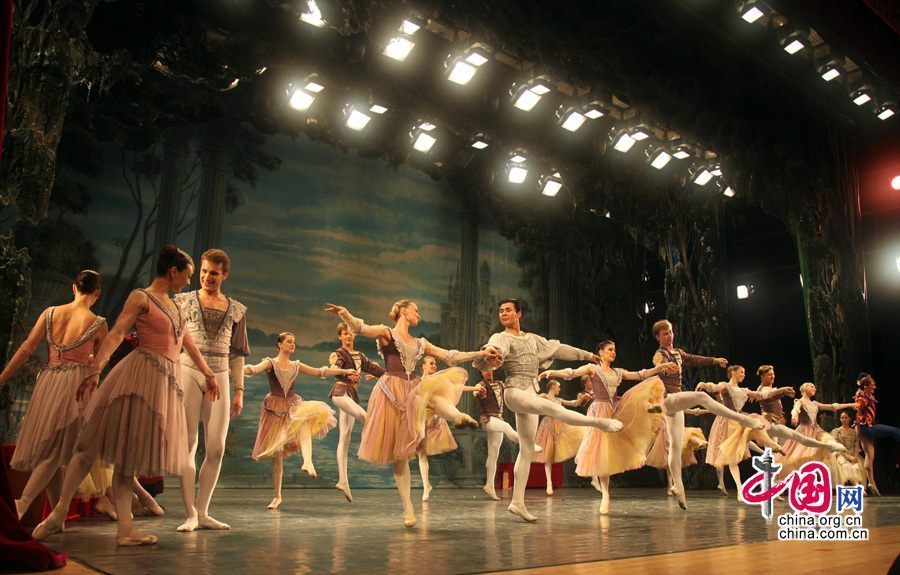 Русский национальный балет исполнил «Лебединое озеро» в городе Жуйчан провинции Цзяси