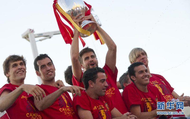 2 июля члены Сборной Испании вместе с миллионом фанатов с размахом отпраздновали свою победу. 1 июля Испания завоевала первенство в финале Евро-2012, обыграв команду Италии со счетом 4:2.