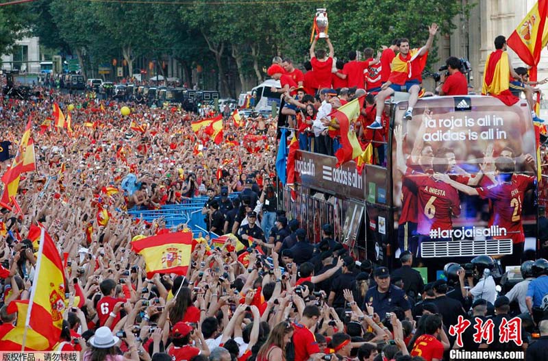 2 июля члены Сборной Испании вместе с миллионом фанатов с размахом отпраздновали свою победу. 1 июля Испания завоевала первенство в финале Евро-2012, обыграв команду Италии со счетом 4:2.
