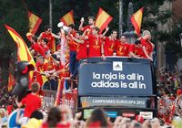 Сборная Испании завоевала Кубок чемпионата Европы и с триумфом прошла по городу