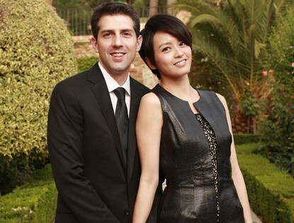 Фото: Красавица Лян Юнци и ее муж в Испании