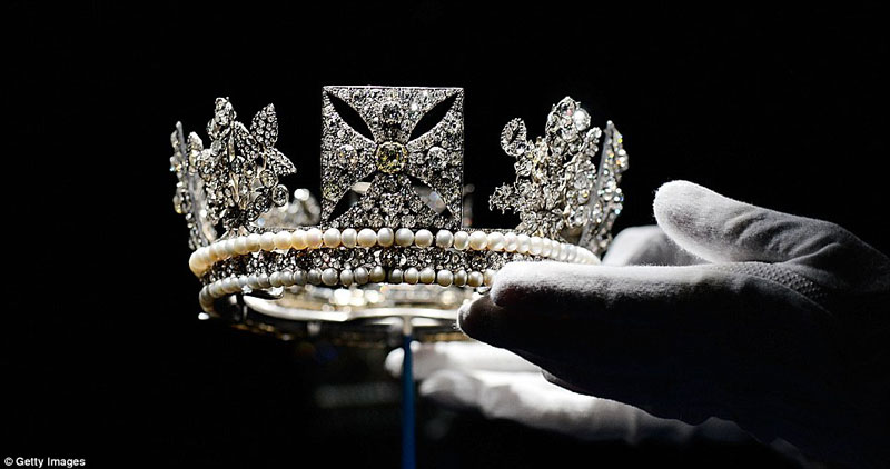 В Букингемском дворце проходит выставка бриллиантов Елизаветы II2