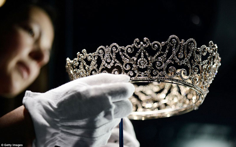 В Букингемском дворце проходит выставка бриллиантов Елизаветы II5