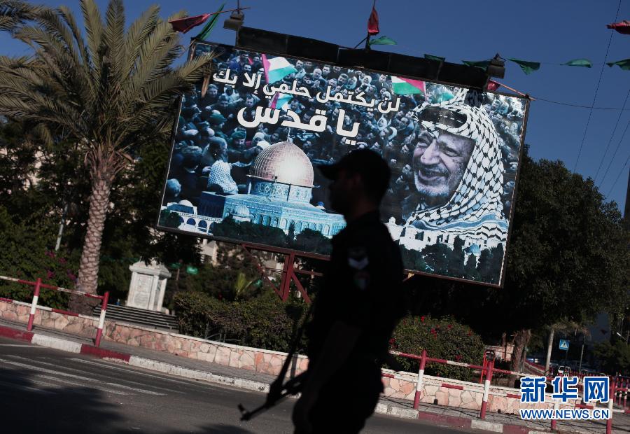 Палестинская национальная администрация /ПНА/ одобрила эксгумацию тела бывшего лидера Палестины Ясира Арафата для проведения экспертизы в ответ на просьбу членов его семьи. 