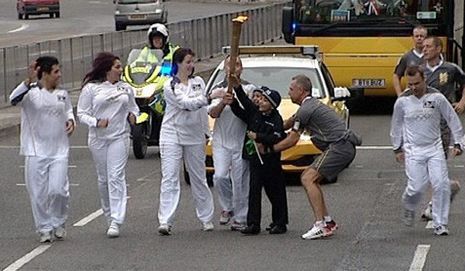 (Олимпиада-2012) Лондонский олимпийский факел пытались выхватить