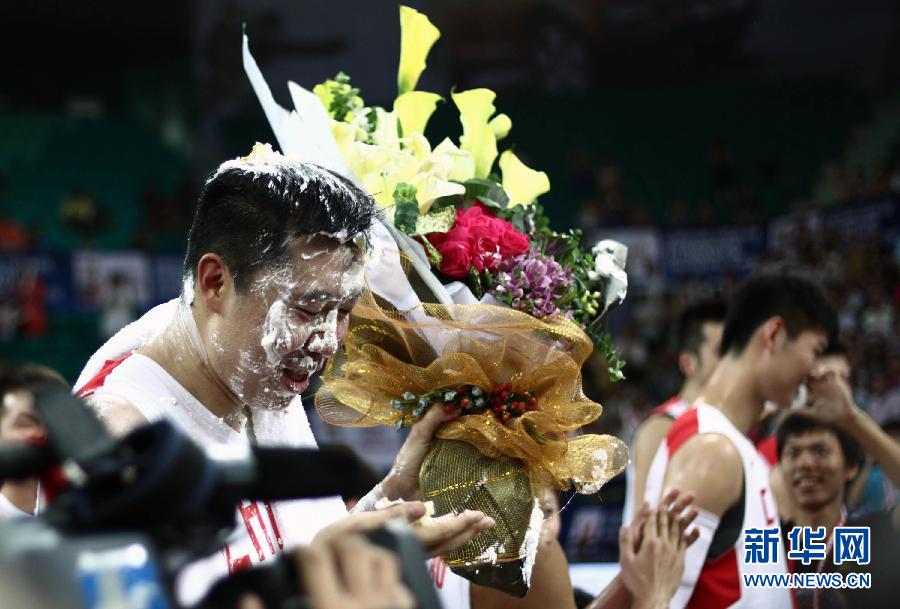 Баскетболист Ван Чжичжи отметил 35-летний день рождения на баскетбольном поле.