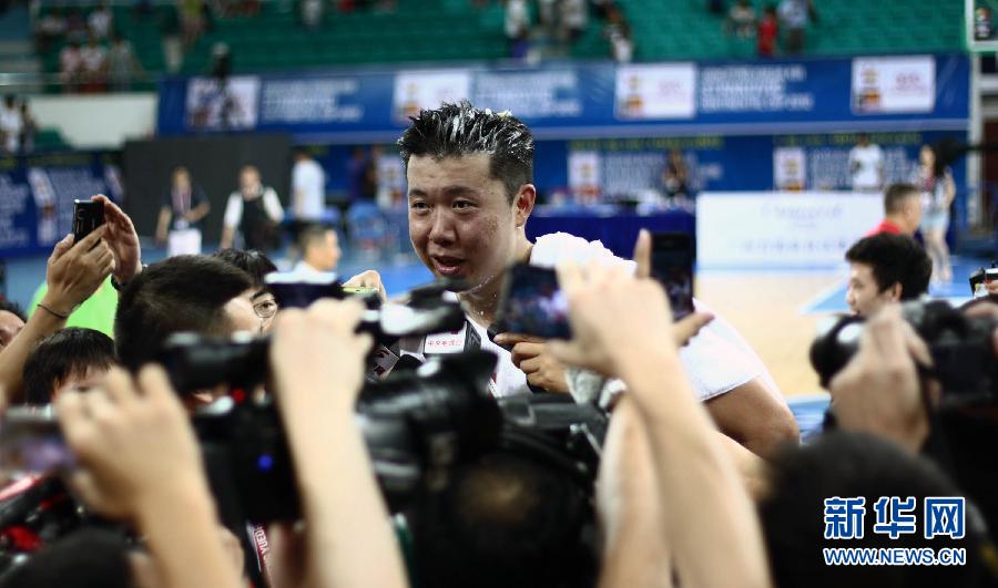 8 июля китайский известный баскетболист Ван Чжичжи, лицо которого было измазано тортом, дал интервью. В тот день на международном Кубке Станковича в Гуанчжоу команда Китая победила сборную России со счетом 73:67. 