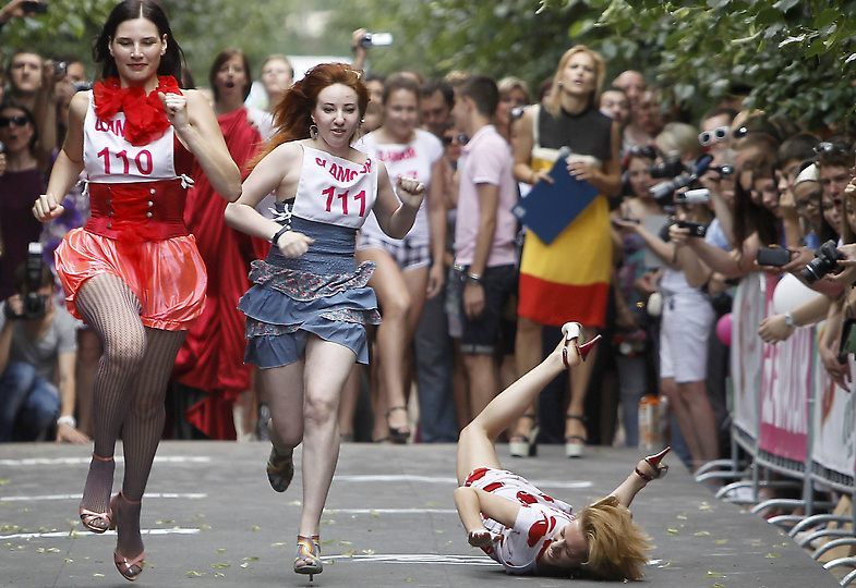 Соревнование по бегу в туфлях на высоких каблуках в Москве