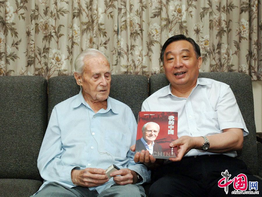 Начальник пресс-канцелярии Госсовета Ван Чэнь навестил специалиста Управления издательства литературы на иностранных языках КНР Ша Боли 