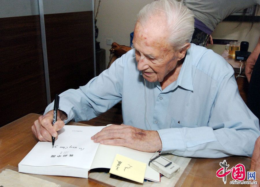Начальник пресс-канцелярии Госсовета Ван Чэнь навестил специалиста Управления издательства литературы на иностранных языках КНР Ша Боли 