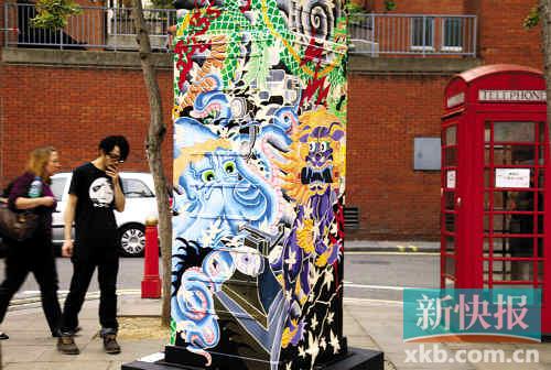 На фото: красные телефонные будки, характерные для Лондона, кое-где стали принимать китайский стиль.